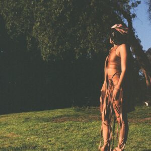 Tie dye "Je" tams with Jumbo Bronze pin